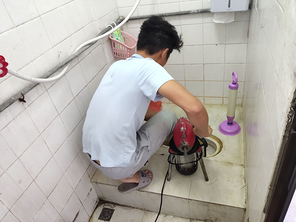 丹巴管道堵塞冒臭气 专业师傅现场解决问题