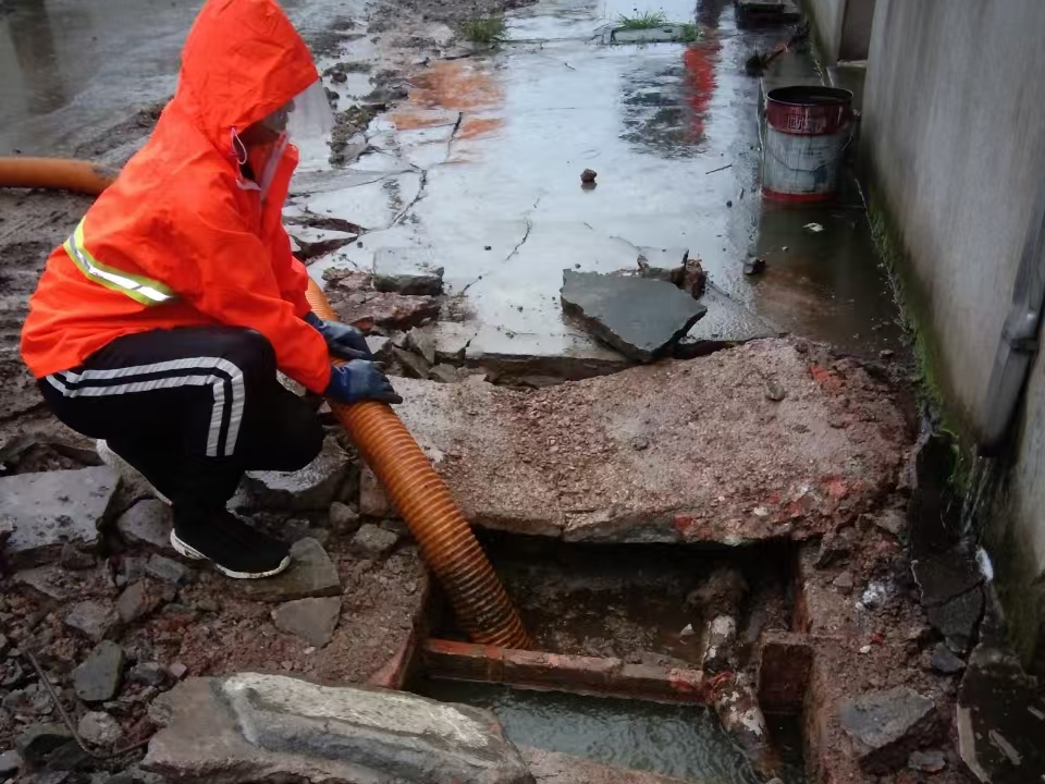 丹巴专业清理污水池 炜誉市政以规范流程守护城市 “肠道”