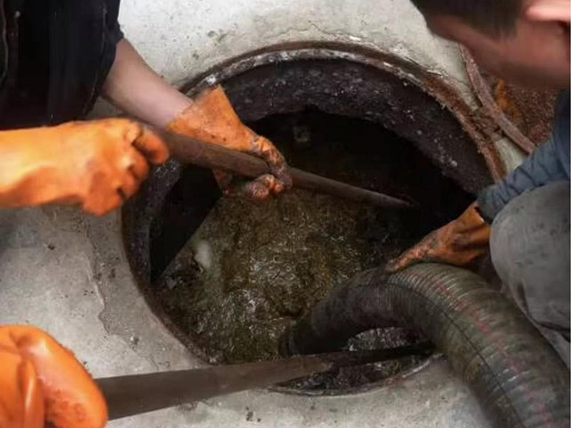 丹巴清理化粪池时如何避免沼气的危害？